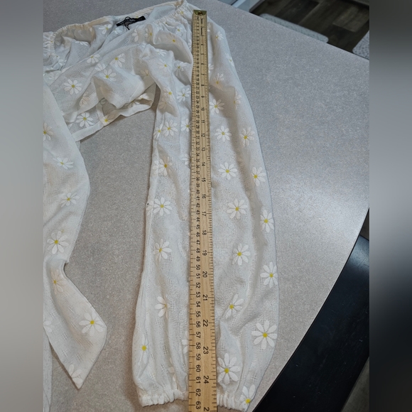 Nasty Gal, Daisy Embroidered Twist Front Crop Top NWT Size 4 - Picture 10 of 12